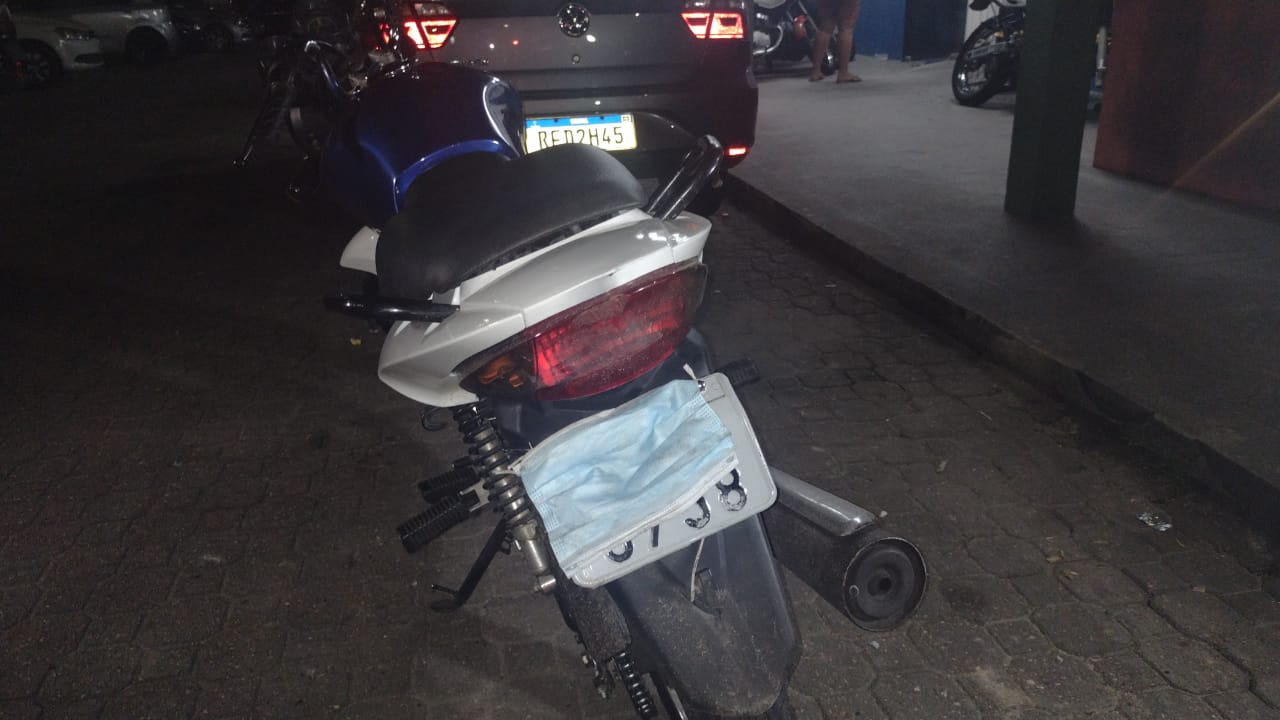 Orgulho da OMS: moto é apreendida com máscara na placa no Manoa