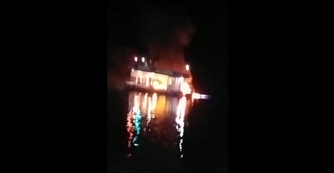 Vídeo mostra desespero da população diante de incêndio em um barco, no Amazonas; veja