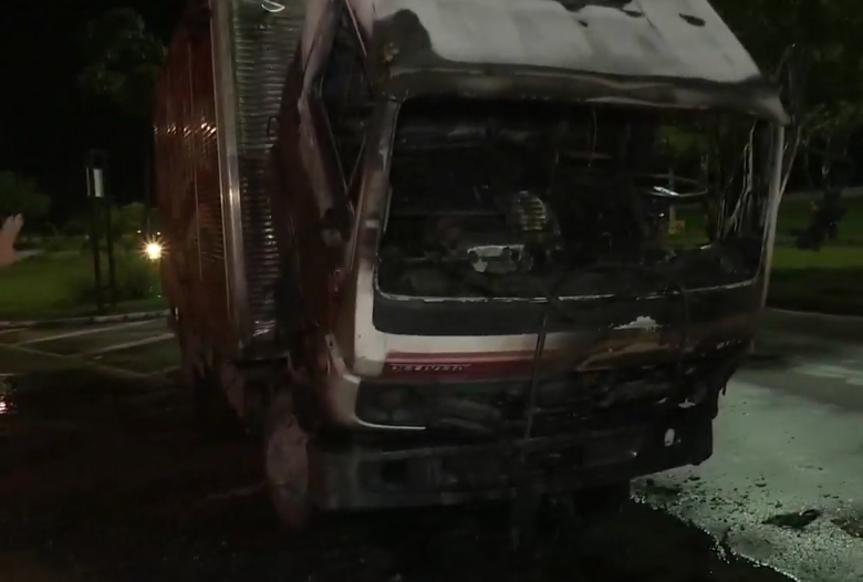 Caminhão da empresa Di Felícia pega fogo e motorista pula de veículo para se salvar, em Manaus; veja vídeo