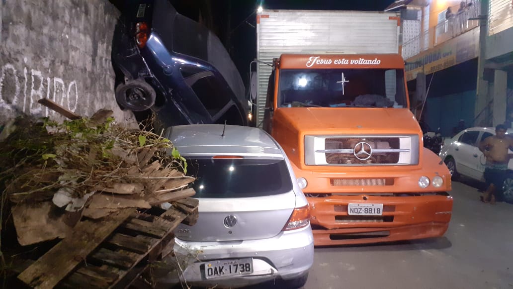 Velozes e Furiosos Jorge Texas: caminhão perde controle e destrói quatro carros, em Manaus