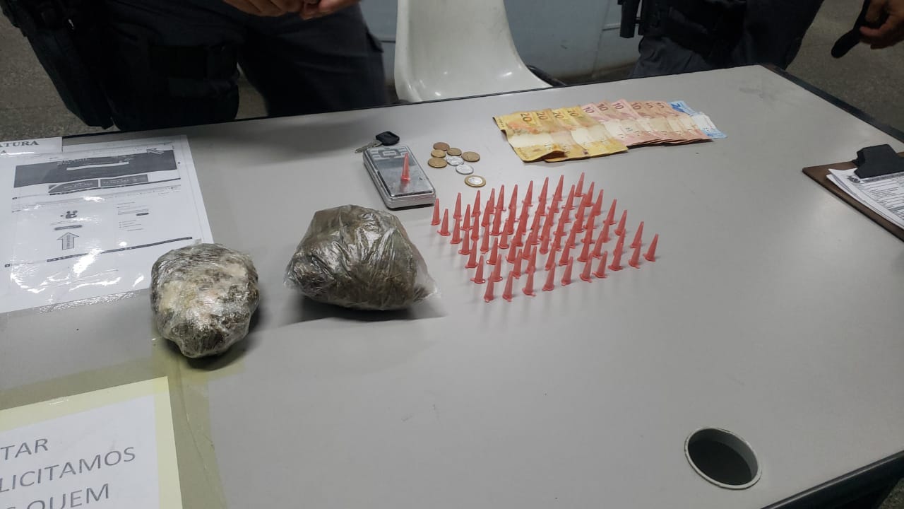 A casa caiu: casal do tráfico é preso vendendo drogas no bairro Novo Israel; veja vídeos