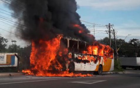 Urgente: ônibus da Global Green acaba de pegar fogo na bola do Armando Mendes, em Manaus; veja vídeos