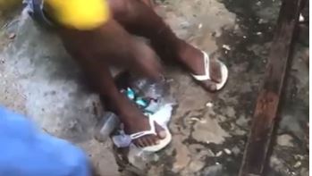 Ladrão de comunidade recebe ‘carinho’ da população e sofre um AVC de tanta emoção; veja vídeo