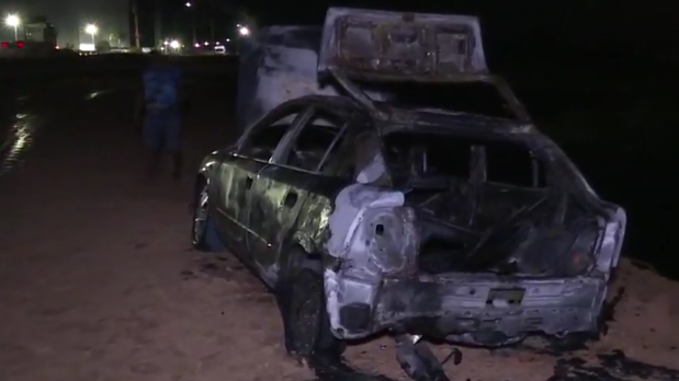 Mistério: carro é incendiado na zona Leste de Manaus e motorista segue desaparecido