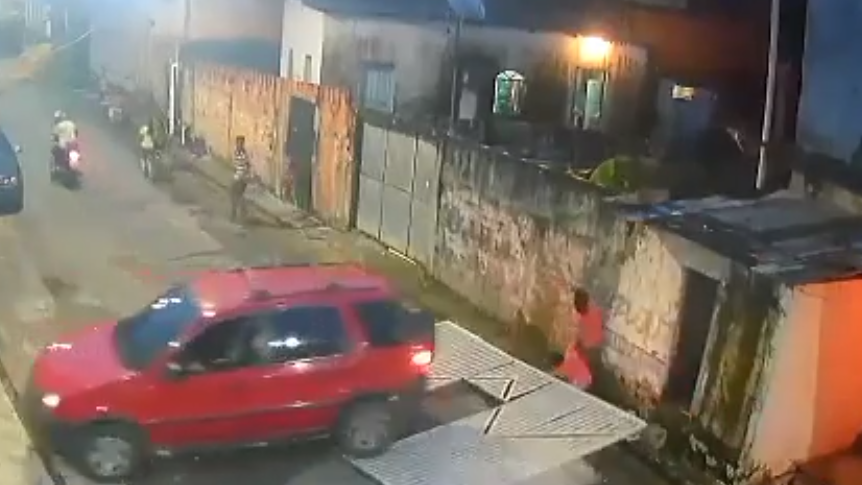 Jovem pega carro do avô e atropela três crianças, na zona Norte de Manaus; veja vídeo