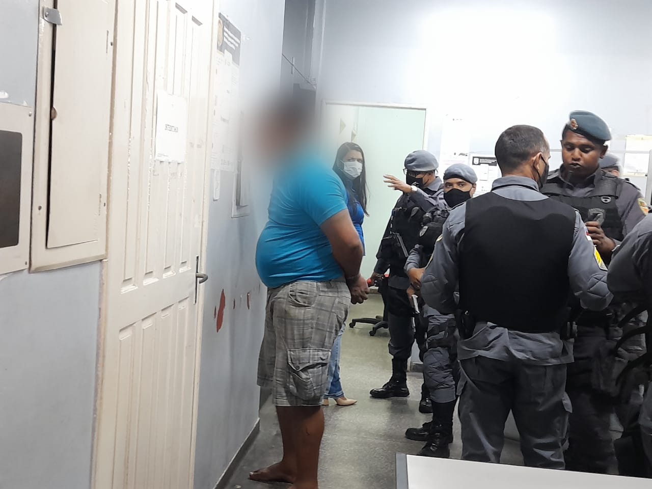 Homem não aguenta a pinga, diz que é o lutador Vitor Belfort e tenta bater na própria mãe, na zona Norte de Manaus