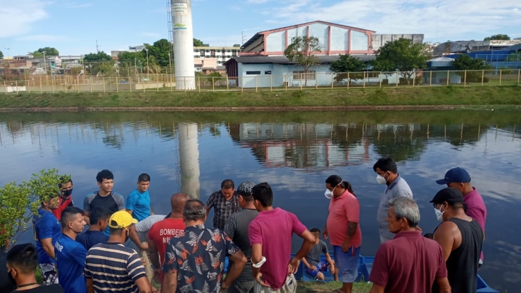 População se une aos bombeiros na busca pelo corpo de adolescente que morreu afogado, em Manaus; veja vídeo