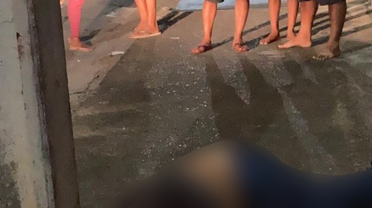 Carro preto surge no Vila da Prata e ocupantes matam homem a facadas no meio da rua; imagem forte