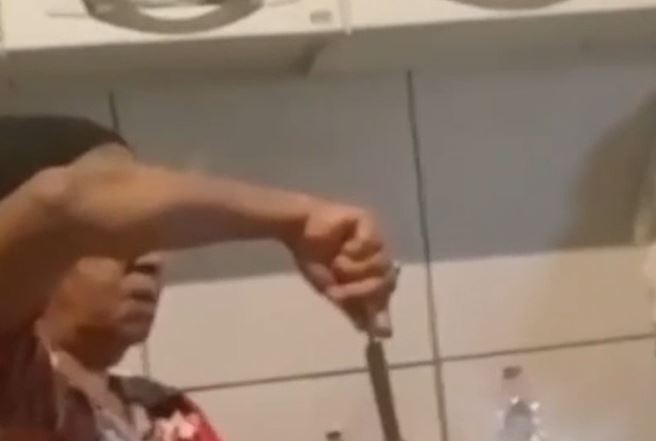 Crueldade: mulher esfrega pimenta no olho do gato de estimação e ainda mete faca na goela do animal; cenas fortes