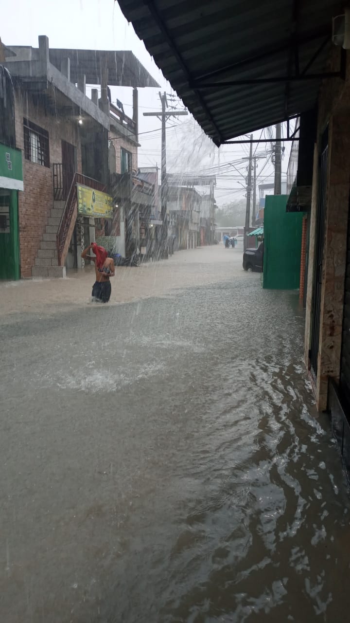 Forte chuva deixa ruas alagadas e causa estragos no bairro Nova Cidade; veja vídeo