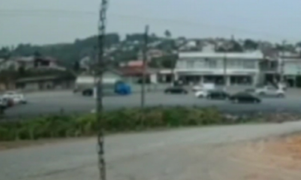 Veja momento em que caminhão desgovernado colide em veículo e o arrasta pela rua