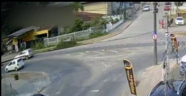 Veja momento em que ciclista ‘voa’ após ser brutalmente atingido por carro