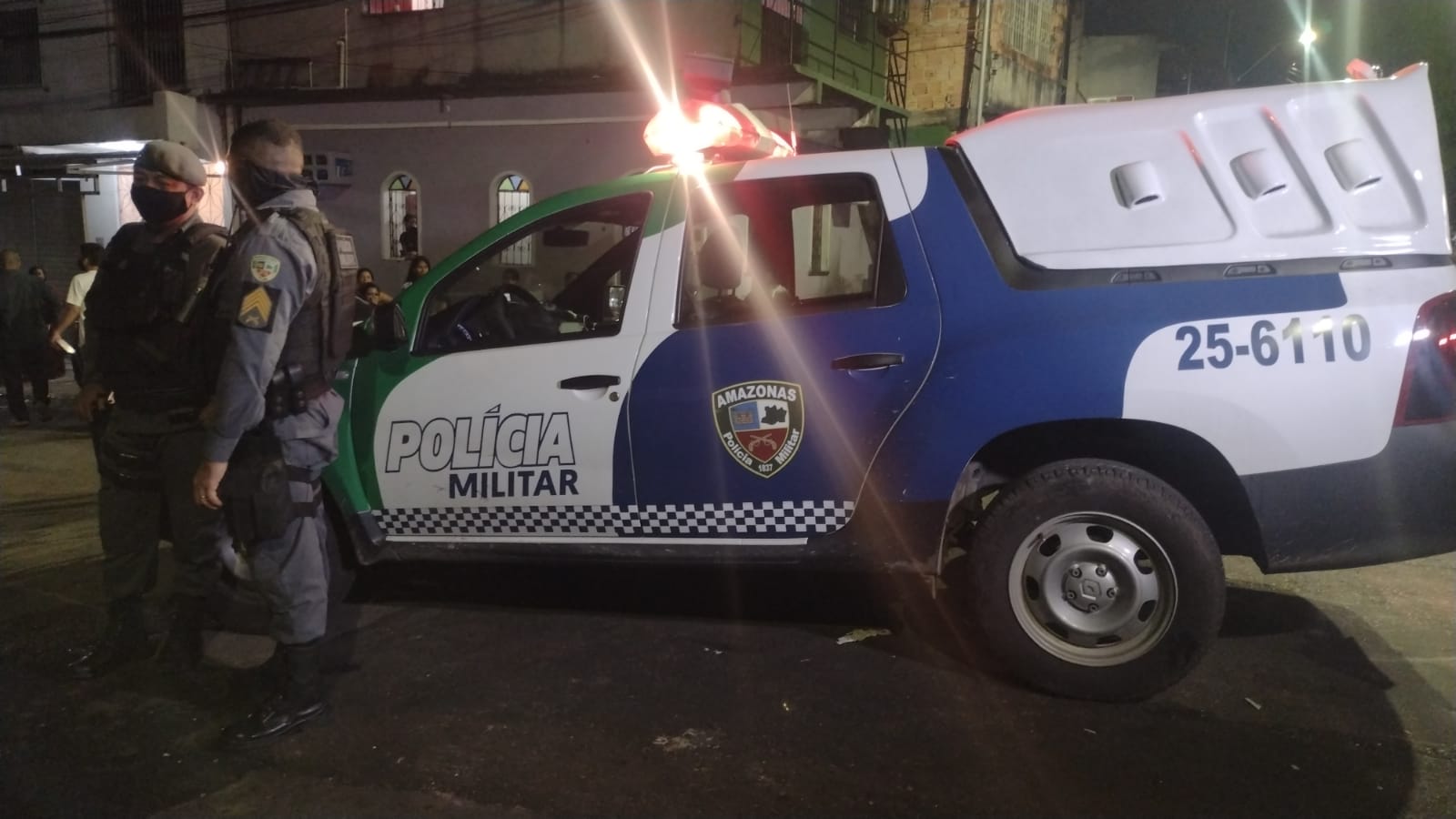 Homem tem cabeça estourada a tiros enquanto lavava o carro, na Compensa; cenas fortíssimas