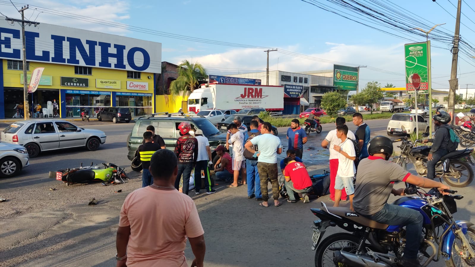 Grave acidente deixa duas pessoas feridas, em avenida de Manaus; veja vídeo