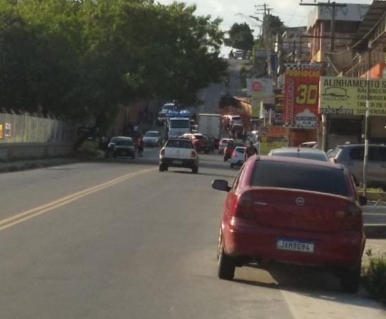 Vídeo impressionante mostra momento em que caminhão de tijolos tomba em cima de carro, em Manaus; veja