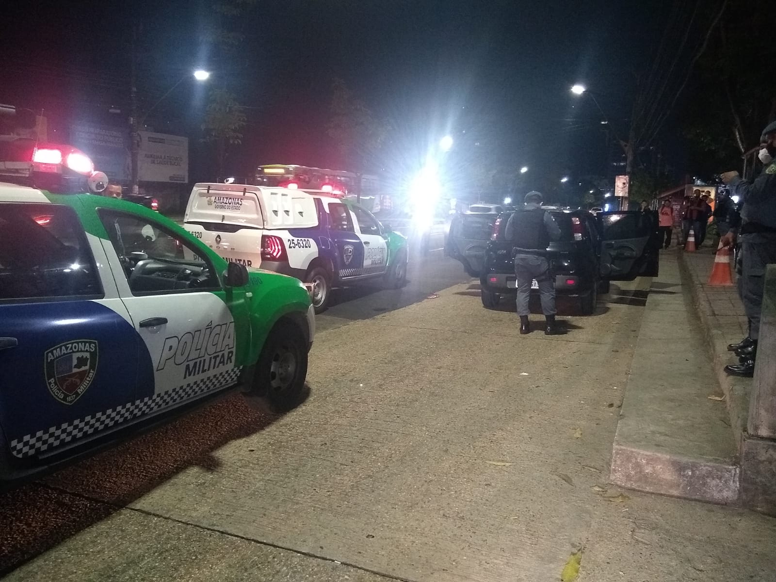Deu ruim: justiceiro “mete a bala” em trio de assaltantes na avenida Djalma Batista; veja vídeo