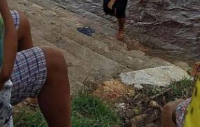 Tragédia: veja o momento em que homem encontra corpo de adolescente boiando no Amazonas; imagens fortes