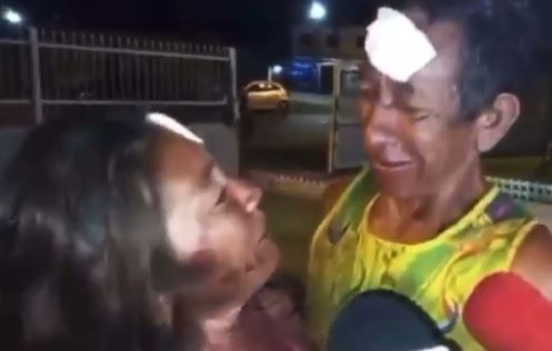 É o amor: após se esfaquear, casal deixa hospital aos beijos e cantando hit do Roberto Carlos; veja vídeo