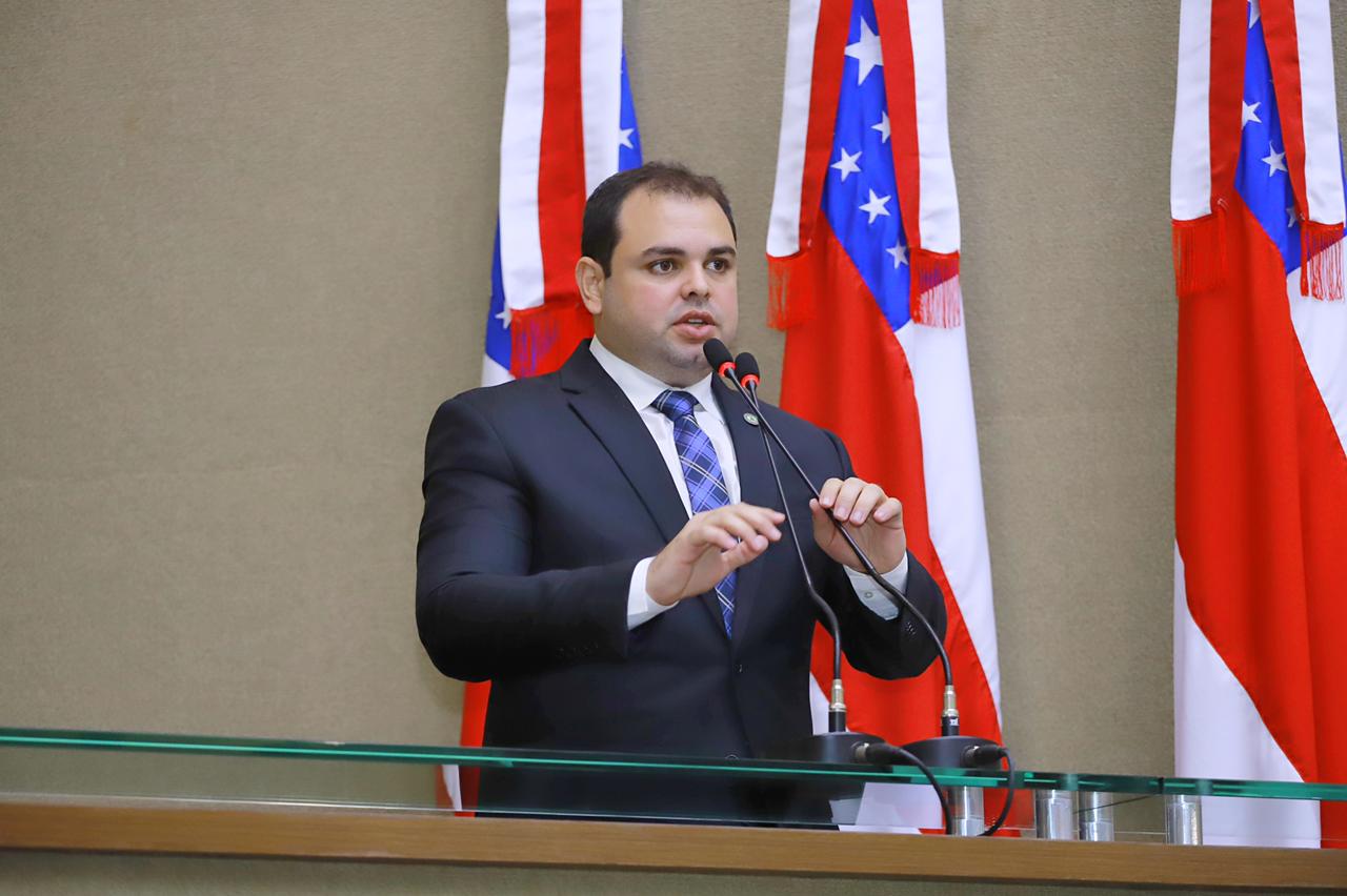 Presidente da Aleam, Roberto Cidade, assina pedido de instalação da CPI da Amazonas Energia