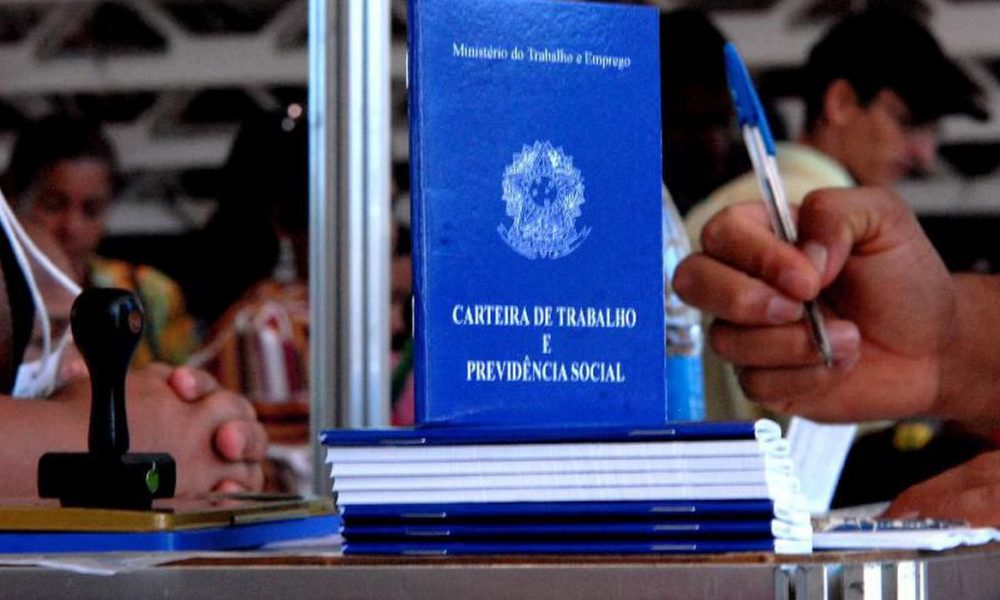 IBGE: desemprego cai para 13,7% no trimestre encerrado em julho