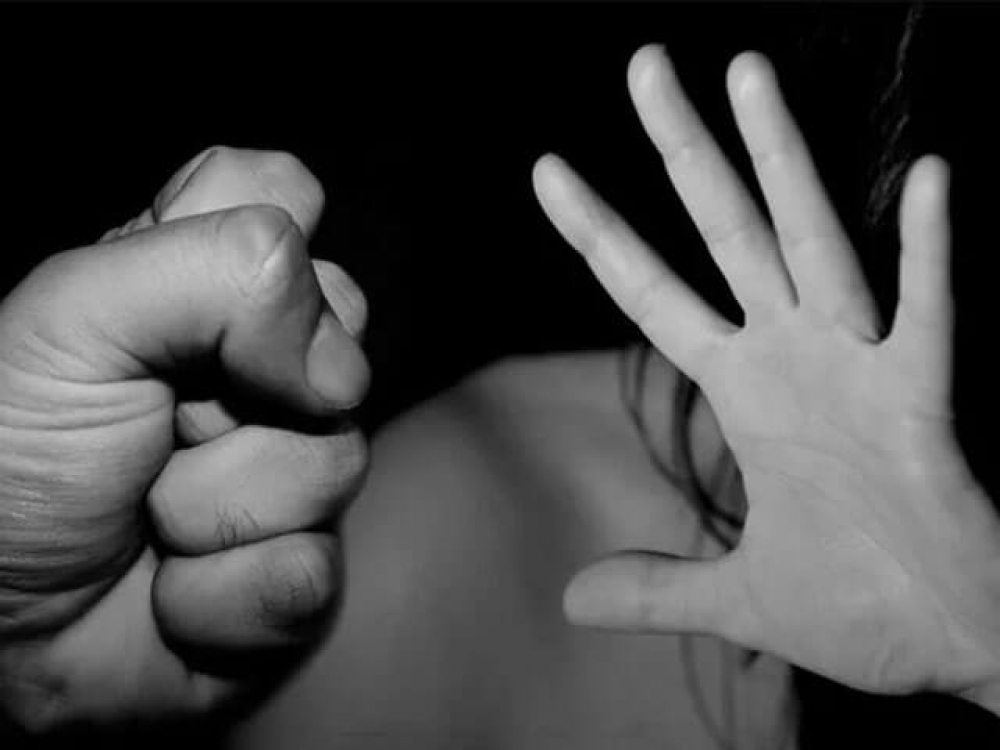 Jovem cansada de ser espancada por seu ex-namorado grava vídeo emocionante com rosto deformado; veja