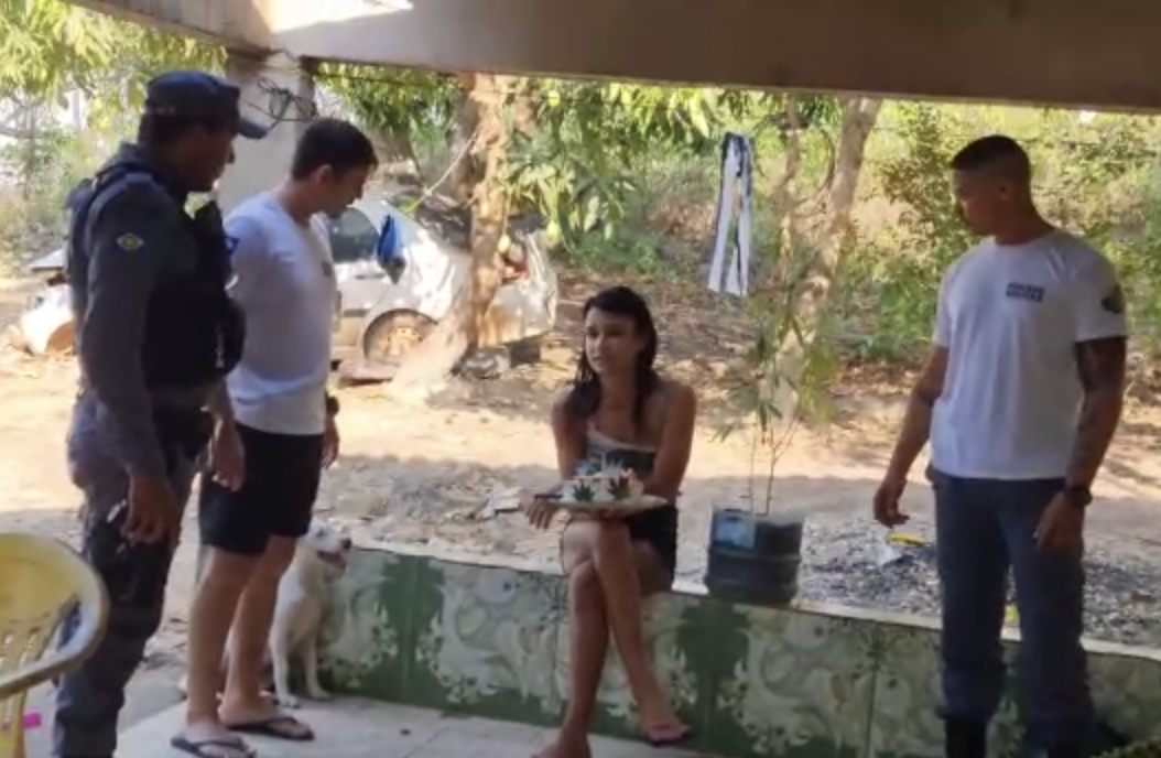 Polícia canta parabéns para jovem antes de levá-la presa por tráfico de drogas; veja vídeo