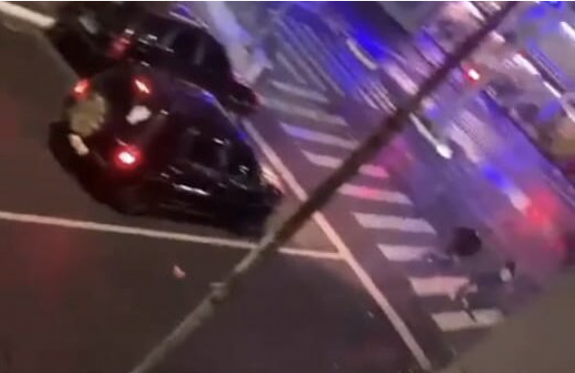 Assaltante em bicicleta leva tiro na cabeça após roubar celular; veja vídeo