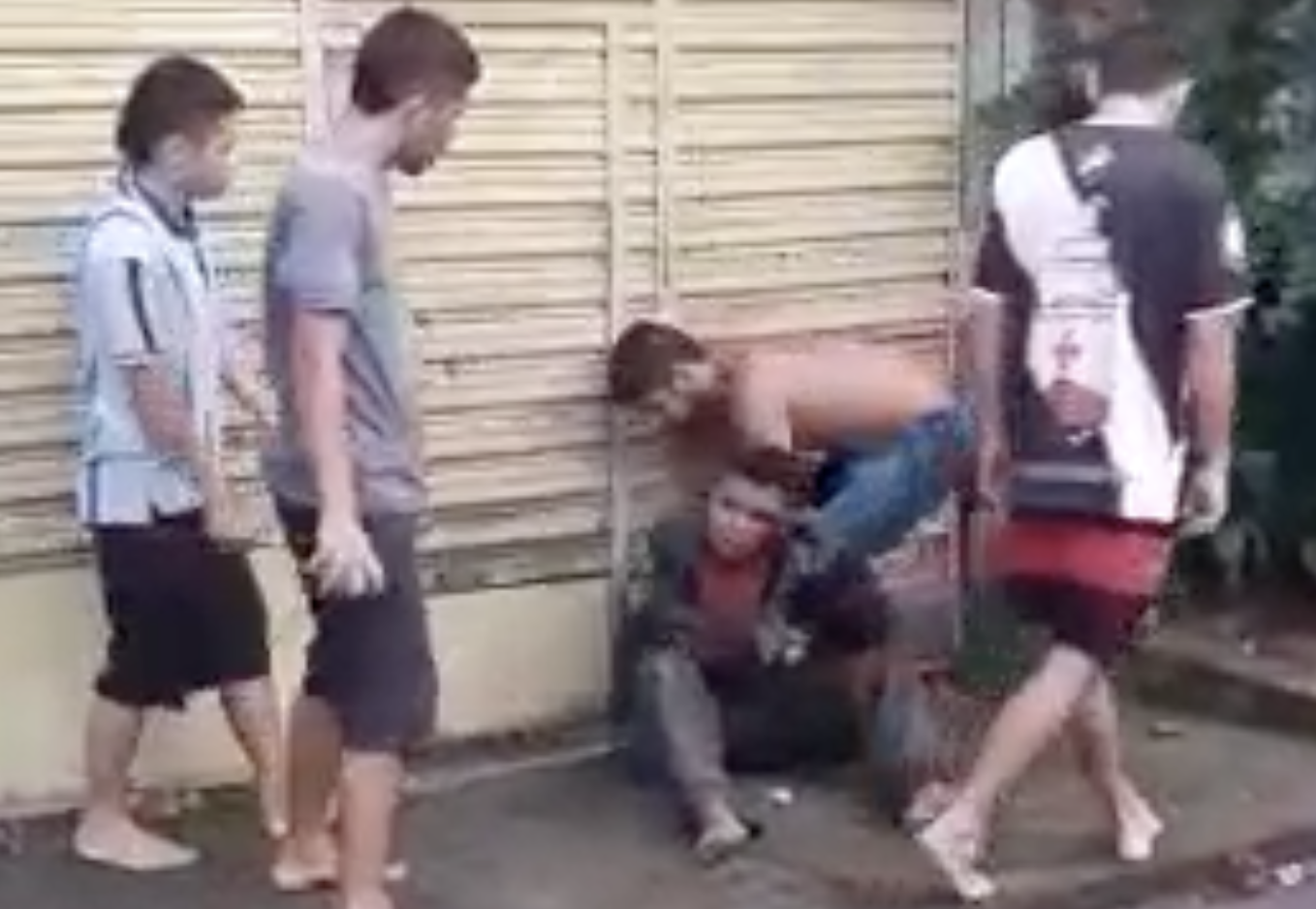 Ladrão tem cara deformada após ser brutalmente espancado em Manaus; imagens fortes