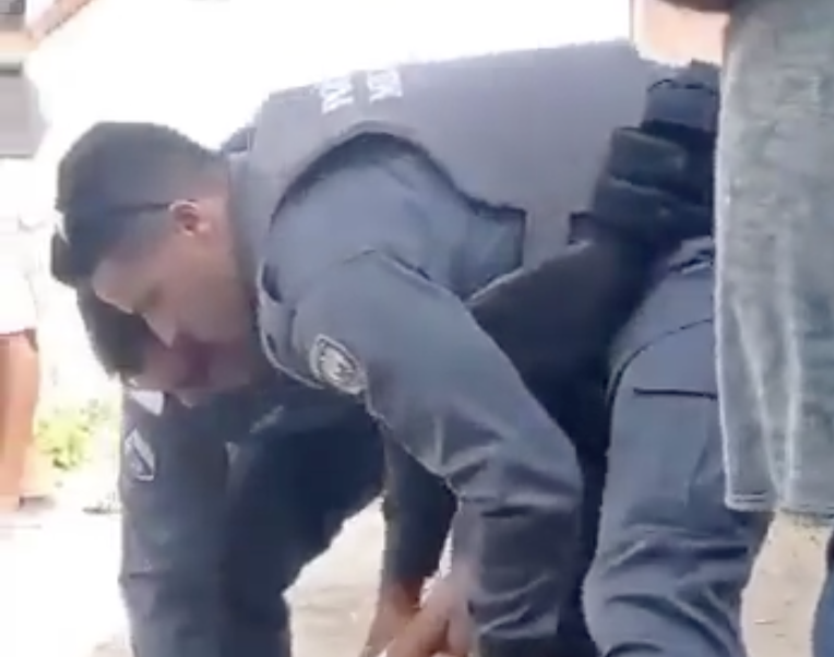 Policiais são flagrados agredindo mulher com socos e joelhadas; veja vídeo