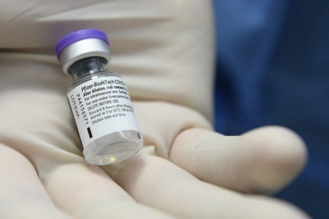 Pfizer completa 100 milhões de doses entregues neste domingo (3)