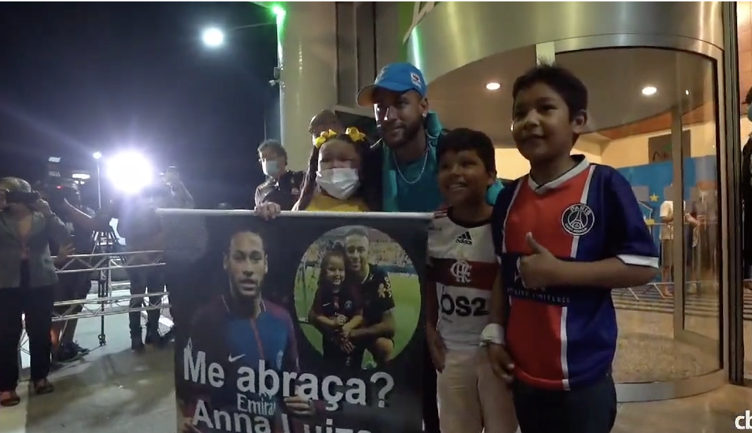 Neymar é recebido por legião de fãs na frente de hotel, em Manaus