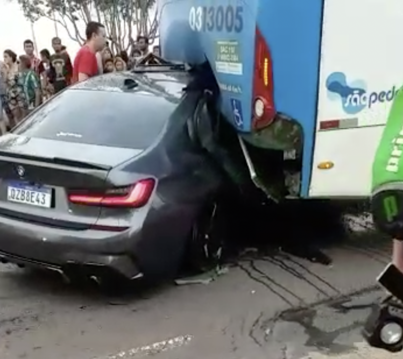 Urgente: dono de BMW é vítima de grave acidente na Ponta Negra; veja vídeo