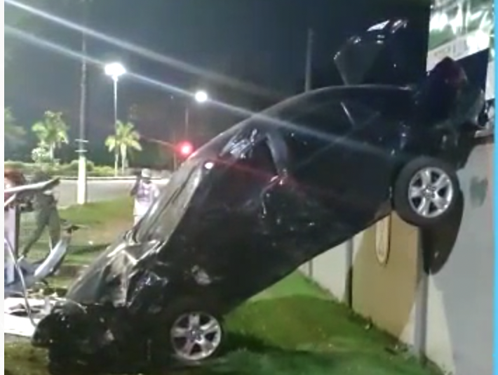 Carro capota em acidente gravíssimo na Avenida Coronel Teixeira, em Manaus; veja vídeo