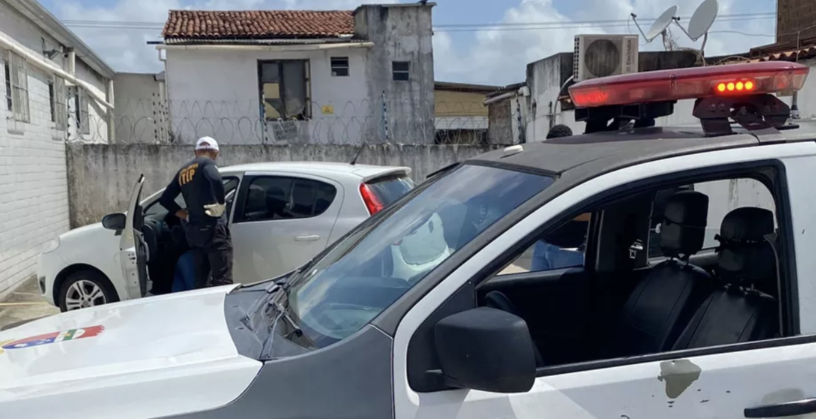 Urgente: mulher é assassinada com tiros na cabeça em estacionamento de drogaria