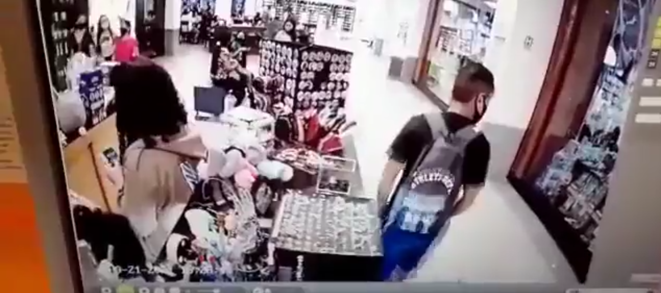 Veja momento em que ladrão ‘cara de pau’ rouba celular de vendedora, no Amazonas Shopping