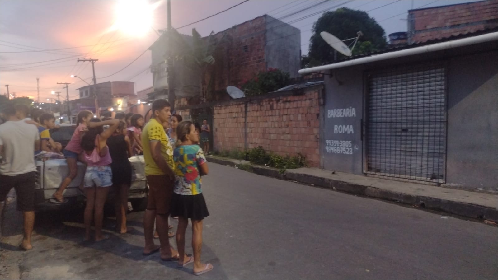Urgente: criminosos invadem barbearia e executam mulher com tiros na cabeça, em Manaus