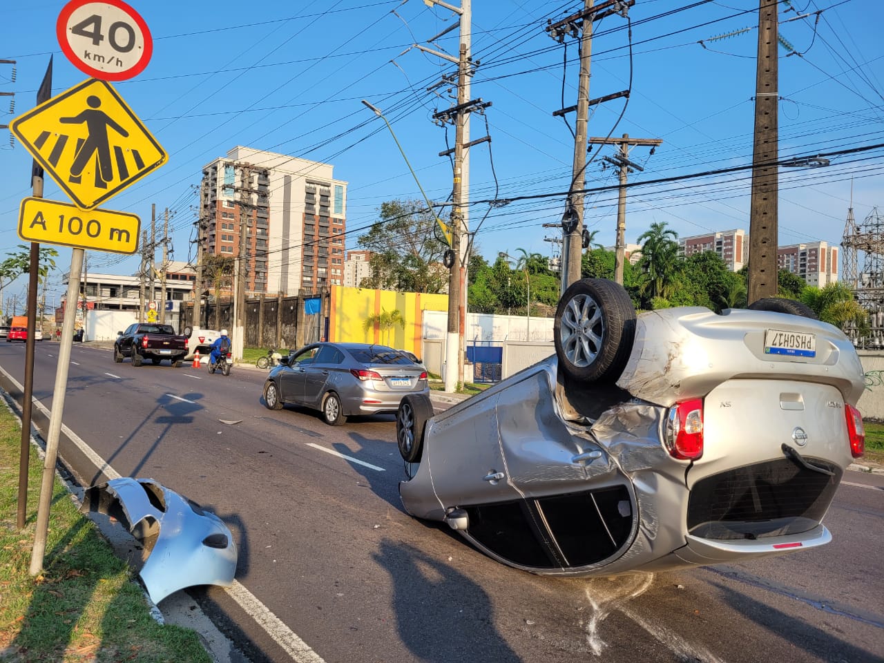 Acidente de trânsito gravíssimo deixa carros capotados na Ponta Negra; veja vídeos