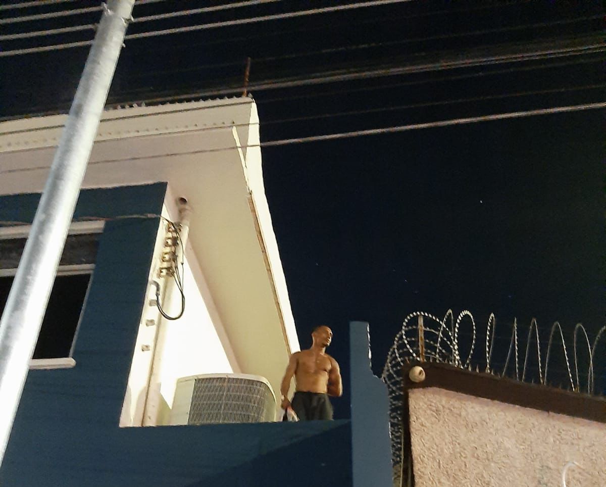 Ladrão vulgo ‘catitão’ morre após receber ‘carinho’ intenso dos moradores do Centro de Manaus; veja vídeo