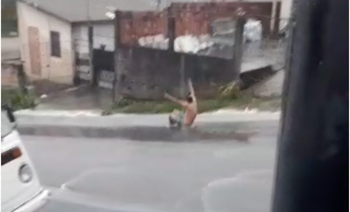 Em Manaus é assim: com forte ‘toró’ população aproveita para pegar leptospirose; veja