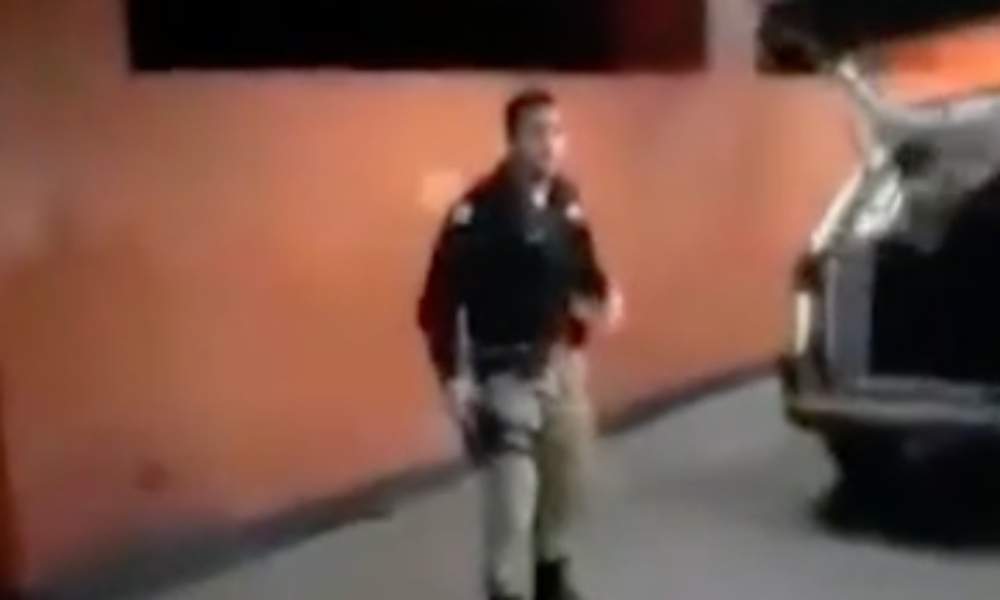 Conheça o ‘método calmante’ que PM usa para controlar homem surtado; vídeo