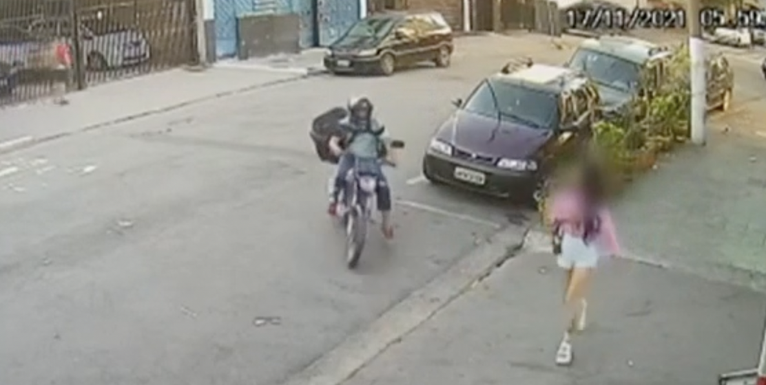 Falso entregador tenta assaltar jovem na rua e recebe baita surpresa; veja o vídeo