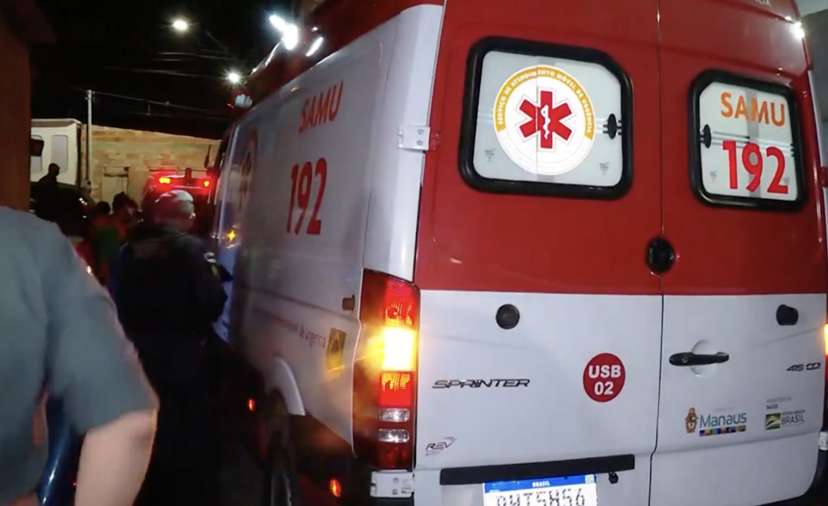 Criminoso é flagrado roubando e leva ‘carinho’ da população no bairro Petrópolis