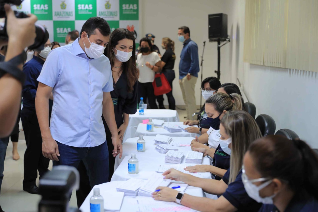 Wilson Lima anuncia que beneficiários do Auxílio Estadual permanente de Manaus já podem consultar sobre retirada dos cartões