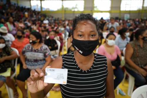 Justiça autoriza Governo do Amazonas a retomar a entrega dos cartões do Auxílio Estadual e cestas básicas em Coari