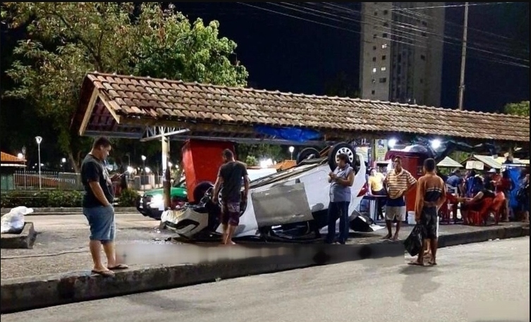 Após derrota do Flamengo, carro desgovernado invade terminal de ônibus e capota no Centro de Manaus