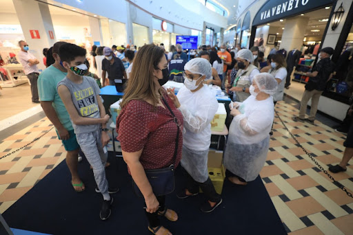 Mais de 26 mil pessoas foram imunizados com vacinação em shoppings de Manaus