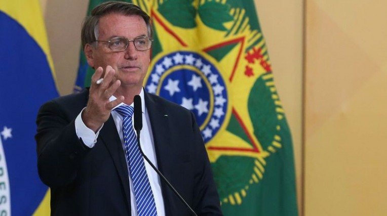 Bolsonaro revela que Petrobras começará a reduzir preço de combustíveis nesta semana