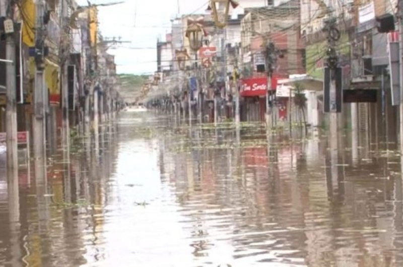 Sobe para 20 número de mortos por causa da chuva no sul da Bahia