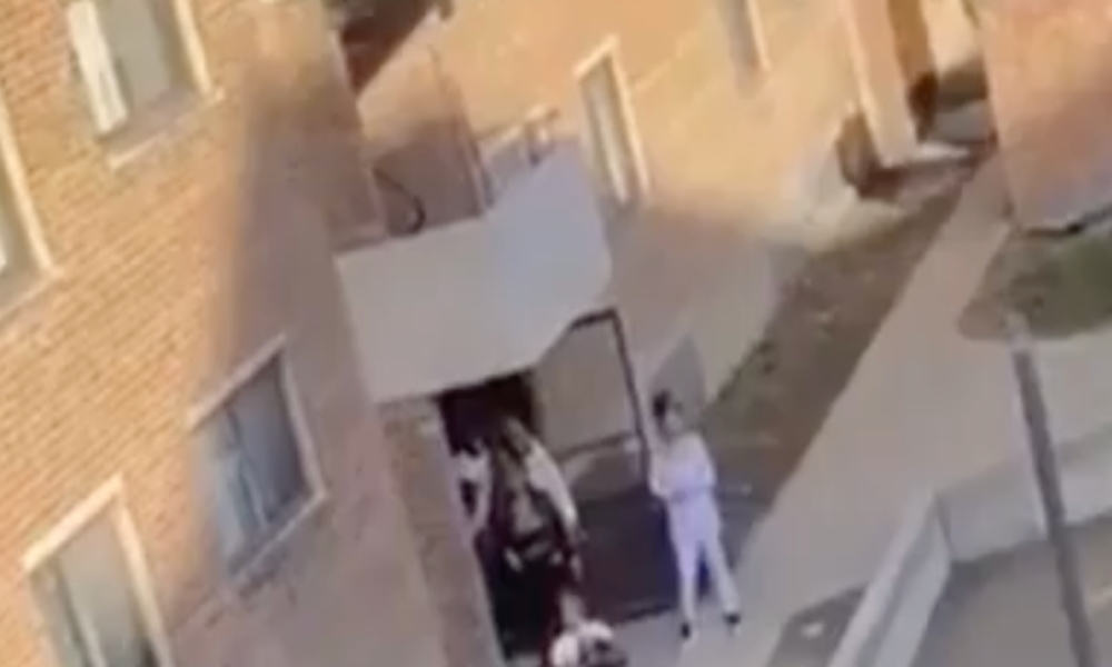 Veja momento em que homem se desentende em praça, vira as costas para o adversário e recebe vários tiros