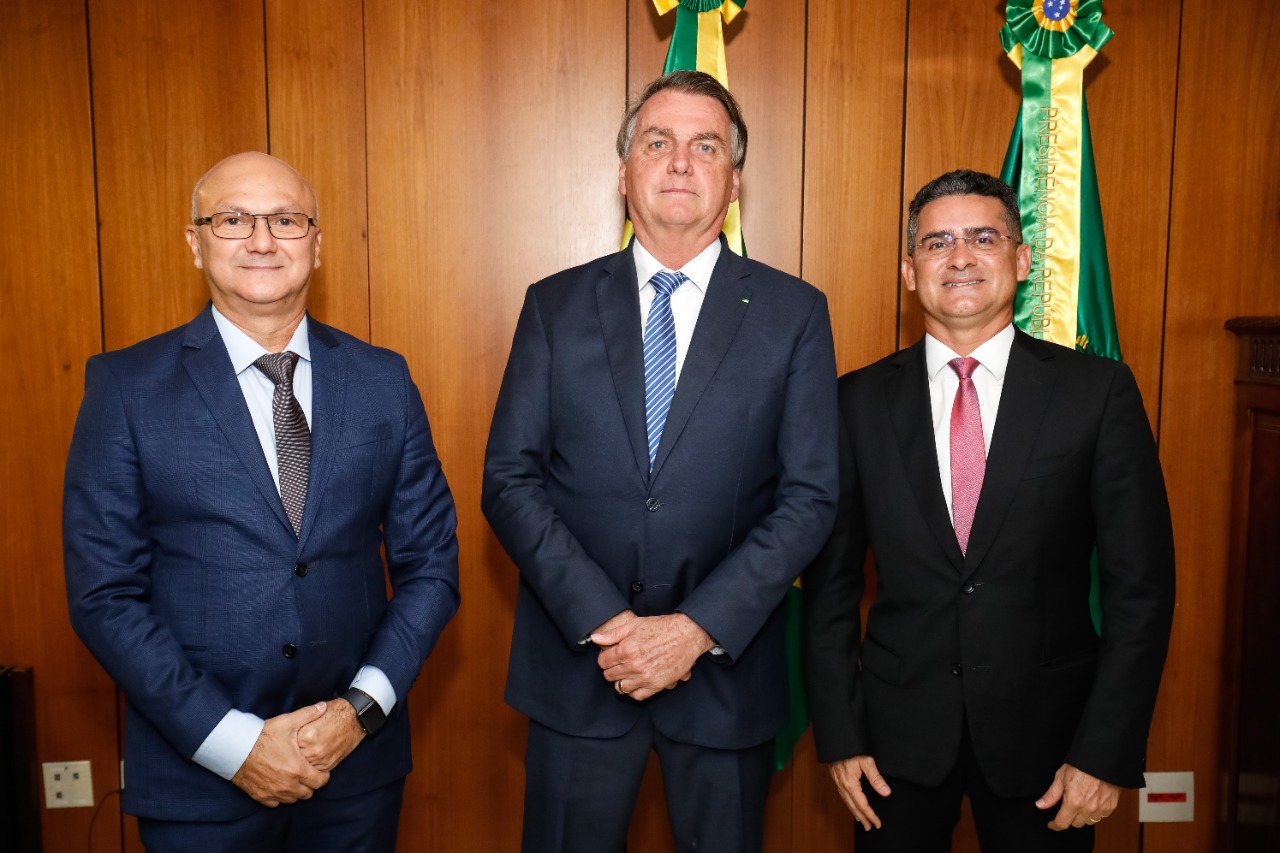 Menezes leva prefeito David Almeida para encontro com Ministro do Turismo e responde críticas de Chico Preto